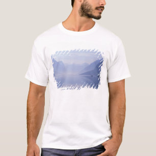 Europa, Norwegen. Senkrechte Wände spiegeln sich i T-Shirt