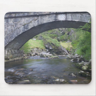 Europa, Norwegen. Steinbrücke auf dem Weg nach Ber Mousepad