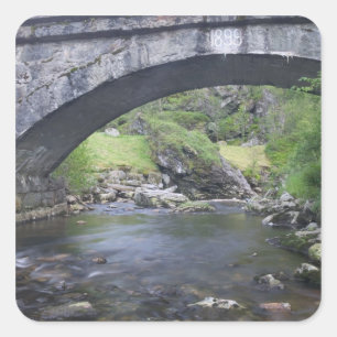 Europa, Norwegen. Steinbrücke auf dem Weg nach Ber Quadratischer Aufkleber