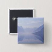 Europa, Norwegen. Vertikale Wände, die sich in Button (Vorne & Hinten)