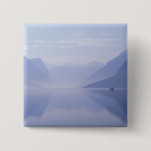 Europa, Norwegen. Vertikale Wände, die sich in Button (Vorderseite)