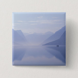 Europa, Norwegen. Vertikale Wände spiegeln sich in Button