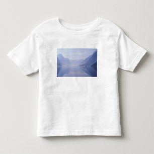 Europa, Norwegen. Vertikale Wände spiegeln sich Kleinkind T-shirt