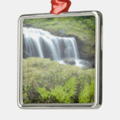 Europa, Norwegen. Wasserfall. Silbernes Ornament (Links)