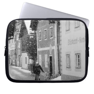 Europa, Österreich, Hallstat. Verschneite Straße Laptopschutzhülle