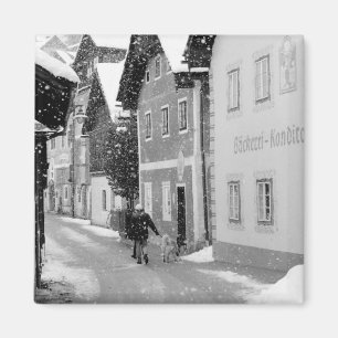 Europa, Österreich, Hallstat. Verschneite Straße Magnet