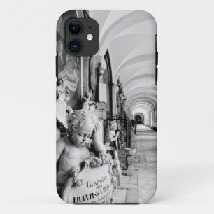 Europa, Österreich, Salzburg. Cherub und Denkmal 2 iPhone 11 Hülle