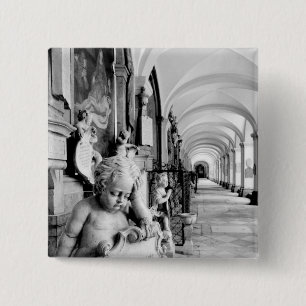 Europa, Österreich, Salzburg. Cherub und Denkmal  Button