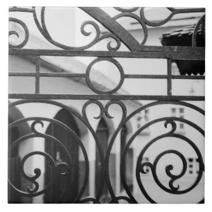 Europa, Österreich, Salzburg. Detail eines Metallt Fliese