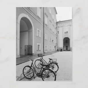 Europa, Österreich, Salzburg. Fahrräder in der Postkarte