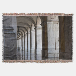 Europa, Portugal, Lissabon. Säulen der Arkade Decke