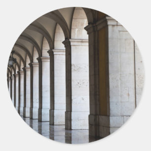Europa, Portugal, Lissabon. Säulen der Arkade Runder Aufkleber