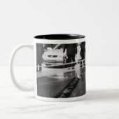 Europa, Schweiz, Genf. Genfer Automobilsalon2 Zweifarbige Tasse (Links)