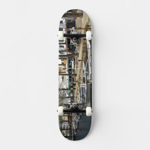 Europa, Spanien, Menorca (auch Menorca). Fischfang Skateboard