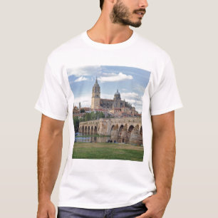 Europa, Spanien, Salamanca. Die römische Brücke T-Shirt
