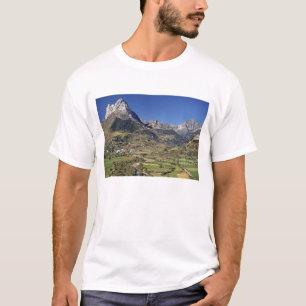 Europa, Spanien, Sallent de Gallego. Ein kleines T-Shirt