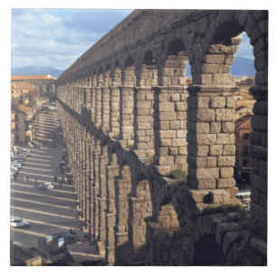 Europa, Spanien, Segovia. Spätes Licht wirft Schat Fliese