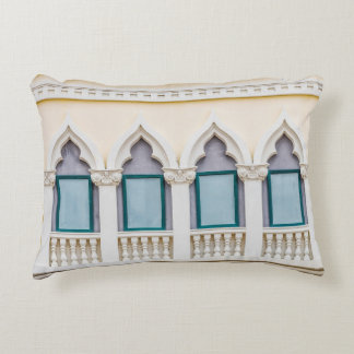 Europäisches Retro-Gebäude, Vintag nach außen. Dekokissen