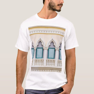 Europäisches Retro-Gebäude, vintage Außenfassade. T-Shirt
