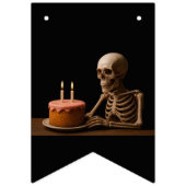Even Skeletons Deserve a Birthday Slice Wimpelkette (Zweite Fahne)