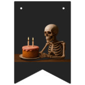 Even Skeletons Deserve a Birthday Slice Wimpelkette (Erste Fahne)