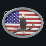 Ever Vigilant Bald Eagle Ovale Gürtelschnalle<br><div class="desc">Ein Bald-Adler scannt den Himmel von seiner Terrasse auf einem Baumzweig,  überlagert auf einer Fahne der Vereinigten Staaten.</div>