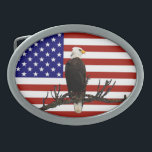 Ever Vigilant Bald Eagle Ovale Gürtelschnalle<br><div class="desc">Ein Bald-Adler scannt den Himmel von seiner Terrasse auf einem Baumzweig,  überlagert auf einer Fahne der Vereinigten Staaten.</div>