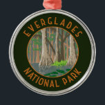 Everglades Nationalpark Retro Distressed Circle Ornament Aus Metall<br><div class="desc">Everglades Vektorgrafik Design. Der Park besteht aus Mangroven an der Küste,  Sägerwiesen und Kiefernwäldern,  die für Hunderte von Tierarten Zuhause sind.</div>