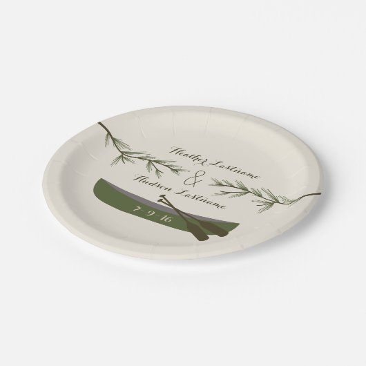 Evergreen Branches + Canoe Wedding Pappteller (Schrägansicht)