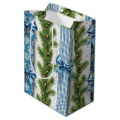 EVERGREEN GARLAND BLUE HOLIDAYS BOWS & STRIPES MITTLERE GESCHENKTÜTE (Rückseite Schrägansicht)