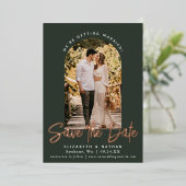 Evergreen Save the Date Stilvolle Script Foto Foil Folieneinladung (Stehend vorne)