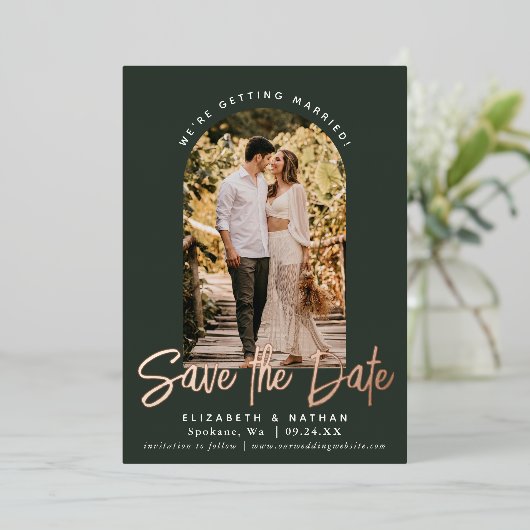 Evergreen Save the Date Stilvolle Script Foto Foil Folieneinladung (Stehend vorne)