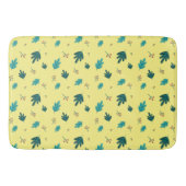 Evergreen Tree Blätter & Red Holly Berries Badematte (Vorderseite)