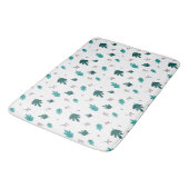 Evergreen Tree Blätter & Red Holly Berries Badematte (Schrägansicht)