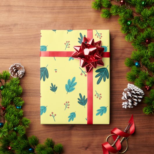 Evergreen Tree Blätter & Red Holly Berries Geschenkpapier (Feiertagsgeschenk)