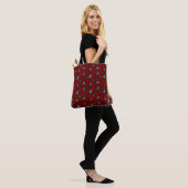 Evergreen Tree Blätter & Red Holly Berries Tasche (Am Model)