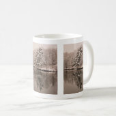 Evergreen Trees on Lake Brown Sepia Winterschnee Kaffeetasse (VorderseiteRechts)