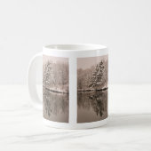 Evergreen Trees on Lake Brown Sepia Winterschnee Kaffeetasse (Vorderseite Links)
