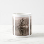Evergreen Trees on Lake Brown Sepia Winterschnee Kaffeetasse (Mittel)