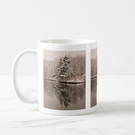 Evergreen Trees on Lake Brown Sepia Winterschnee Kaffeetasse (Links)