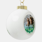 Evergreen Trees Weiße Schneeflocken Freude an der Keramik Kugel-Ornament (Links)