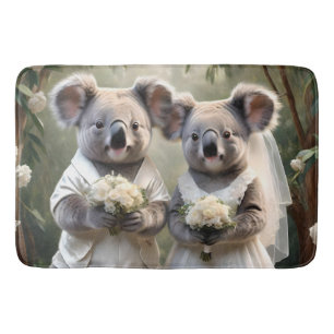 "Evergreen Vows: Eine Koala-Hochzeit in Weiß" Badematte