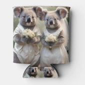 "Evergreen Vows: Eine Koala-Hochzeit in Weiß" Dosenkühler (Vorderseite)