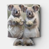 "Evergreen Vows: Eine Koala-Hochzeit in Weiß" Dosenkühler (Rückseite)