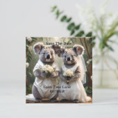 "Evergreen Vows: Eine Koala-Hochzeit in Weiß" Einladung (Stehend Vorderseite)