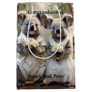 "Evergreen Vows: Eine Koala-Hochzeit in Weiß" Mittlere Geschenktüte