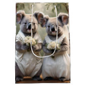 "Evergreen Vows: Eine Koala-Hochzeit in Weiß" Mittlere Geschenktüte (Rückseite)