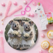 "Evergreen Vows: Eine Koala-Hochzeit in Weiß" Pappteller (Party)
