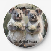 "Evergreen Vows: Eine Koala-Hochzeit in Weiß" Pappteller (Vorderseite)