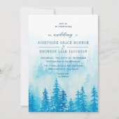 Evergreens im Fog Forest in Blue Wedding Einladung (Vorderseite)